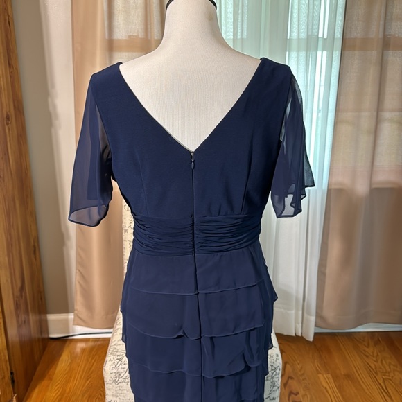 Beautiful like new Evening Gown Size 12 - Picture 4 of 6